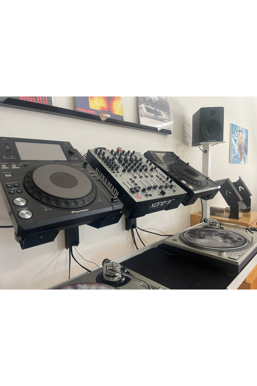 Cantilever Floating DJ Rack – Apache Audio
