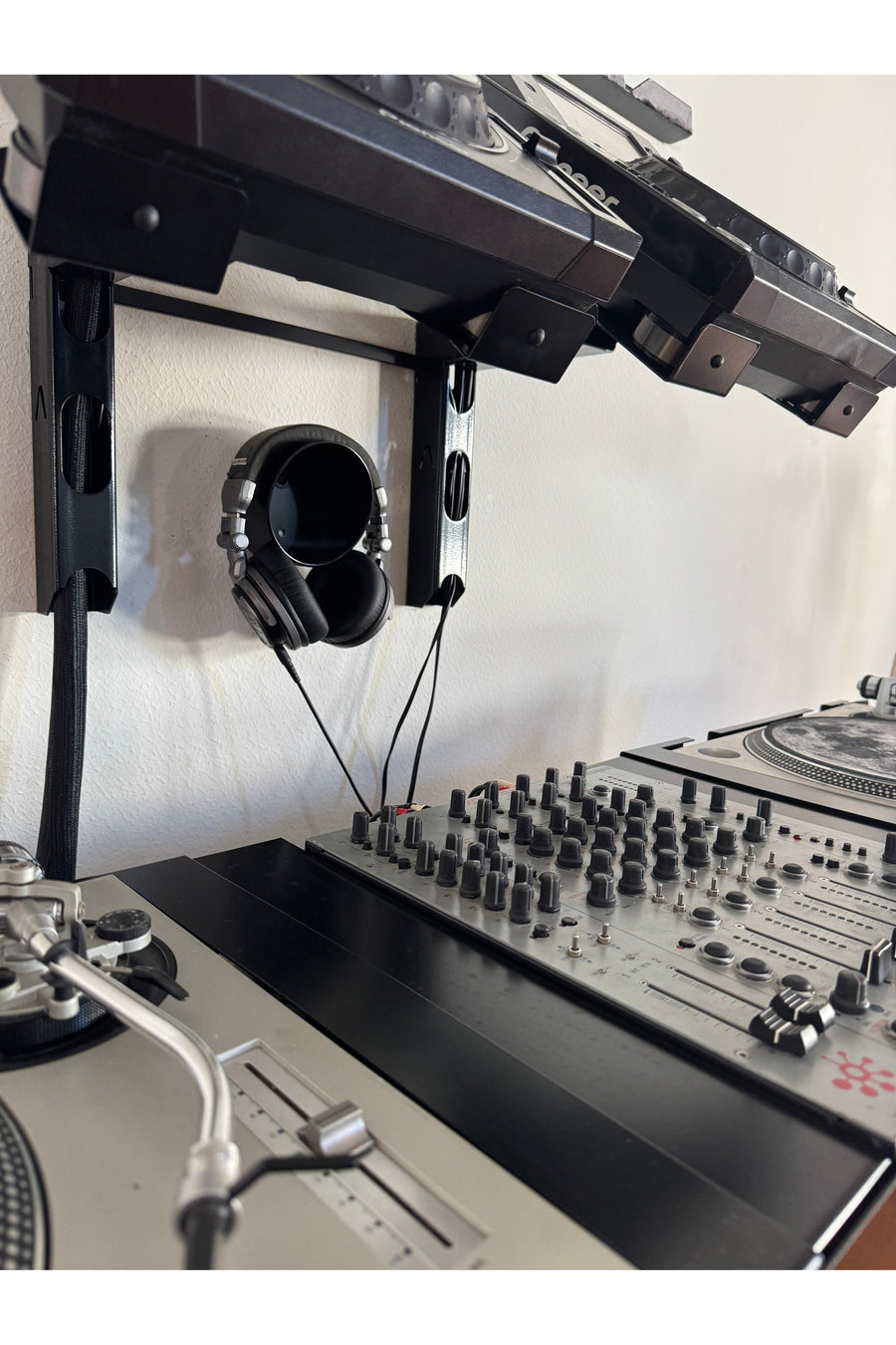 Igloo Floating Headphone Rack